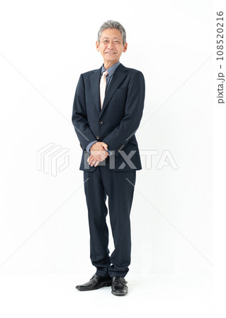 スーツ姿のシニアビジネスマン スーツ姿のシニアビジネスマン 108520216