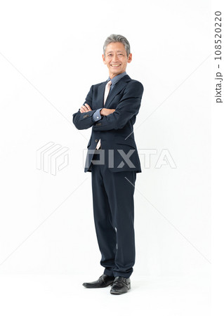 腕組みするビジネスマン 腕組みするビジネスマン 108520220
