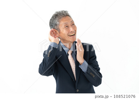 聞き耳を立てる男性 聞き耳を立てる男性 108521076