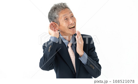 聞き耳を立てる男性 108521078