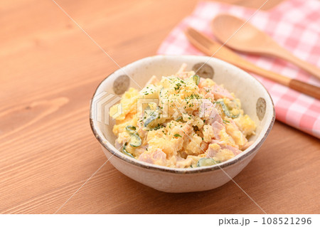 じゃが芋料理の定番 ポテトサラダ 108521296