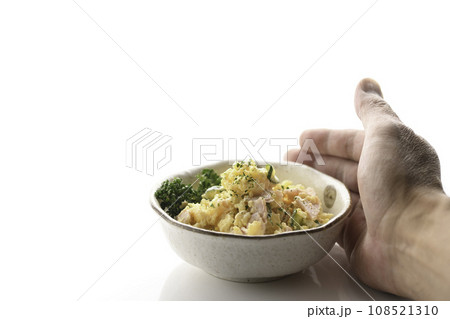 じゃが芋料理の定番 ポテトサラダ 108521310