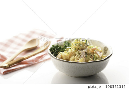 じゃが芋料理の定番 ポテトサラダ 108521313