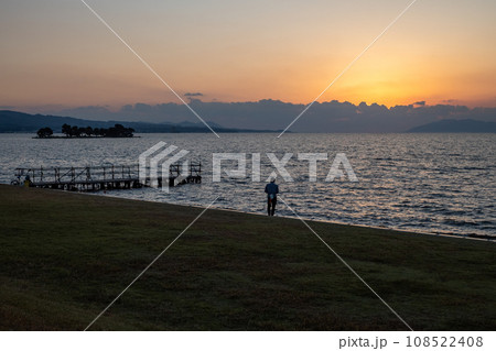島根県松江市宍道湖の夕日 島根県松江市宍道湖の夕日 108522408
