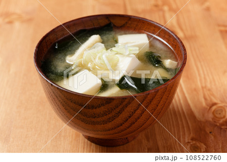 豆腐とわかめの味噌汁 108522760