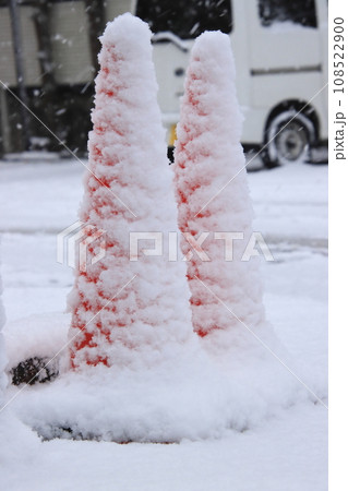 雪が積もったロードコーン 108522900