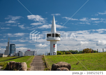 淀川河川公園枚方地区に建つ水位観測所 108523271
