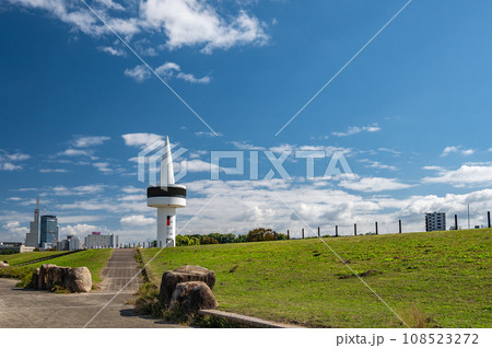 淀川河川公園枚方地区に建つ水位観測所 108523272