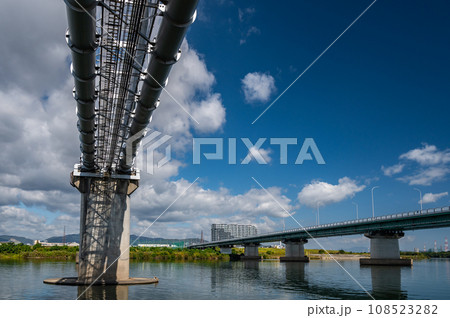 淀川に架かる枚方大橋と水管橋　 108523282