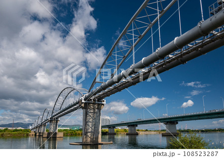 淀川に架かる枚方大橋と水管橋　 108523287