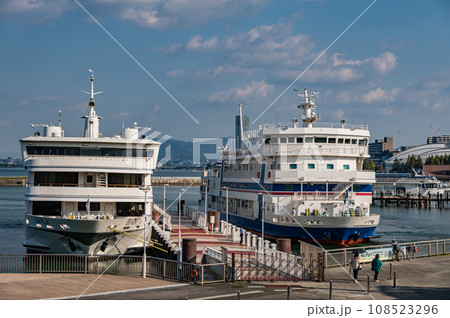 大津港に入港する学習船うみのこと停泊中のビアンカ 大津港に入港する学習船うみのこと停泊中のビアンカ 108523296