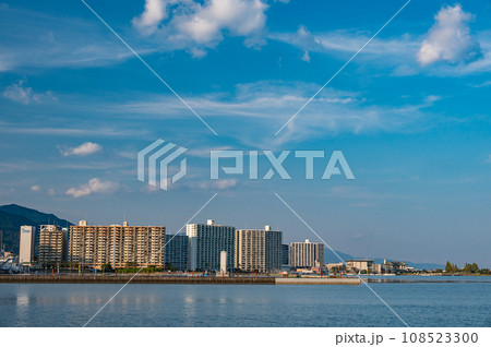 琵琶湖畔のマンション群風景 108523300