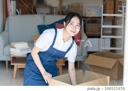 引っ越し作業をする若い女性 108523370