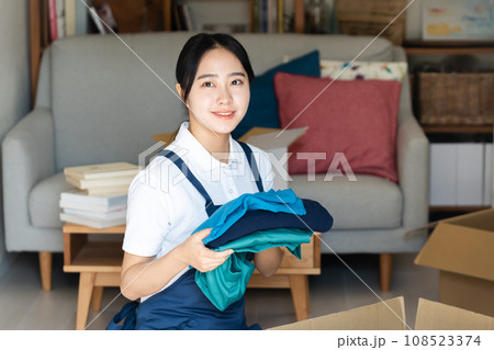 引っ越し作業をする若い女性 108523374