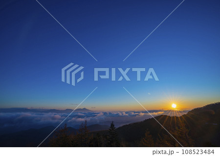 長野県上田市 美ヶ原から見える雲海の日の出 秋 長野県上田市 美ヶ原から見える雲海の日の出 秋 108523484