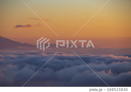 長野県上田市 美ヶ原から見える雲海の日の出 秋 長野県上田市 美ヶ原から見える雲海の日の出 秋 108523830