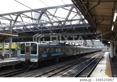 甲府駅を発車する中央本線211系電車 甲府駅を発車する中央本線211系電車 108523867