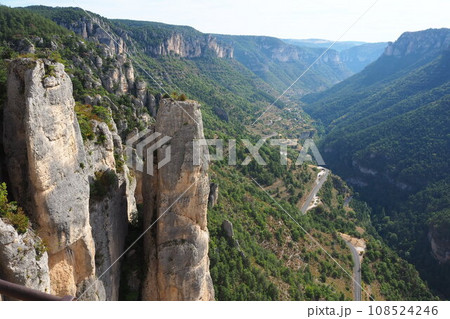 縦に伸びる奇岩 in フランス 縦に伸びる奇岩 in フランス 108524246
