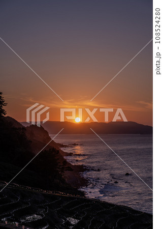 奥能登の観光名所、世界農業遺産の白米千枚田と夕焼け｜能登イメージ｜石川県輪島市 108524280