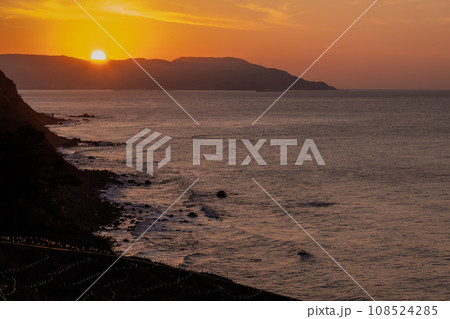 奥能登の観光名所、世界農業遺産の白米千枚田と夕焼け｜能登イメージ｜石川県輪島市 108524285