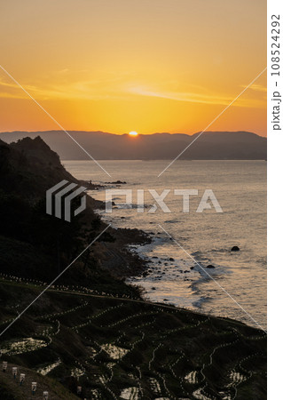 奥能登の観光名所、世界農業遺産の白米千枚田と夕焼け｜能登イメージ｜石川県輪島市 108524292