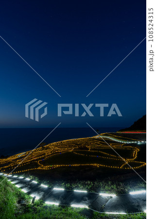 奥能登の観光名所｜世界農業遺産の白米千枚田のイルミネーションの夜景｜あぜのきらめき｜石川県輪島市 108524315