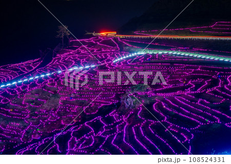 奥能登の観光名所｜世界農業遺産の白米千枚田のイルミネーションの夜景｜あぜのきらめき｜石川県輪島市 108524331