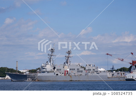 横須賀艦船修理廠でメンテナンス中のアーレイバーク級ミサイル駆逐艦 108524735