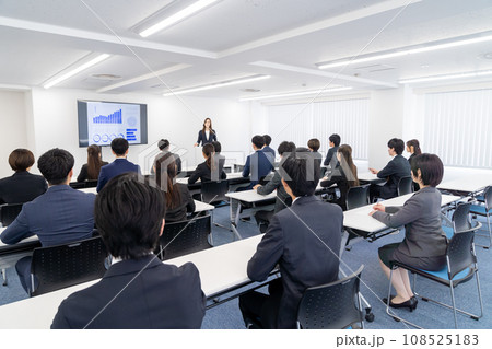セミナーを受ける学生 セミナーを受ける学生 108525183