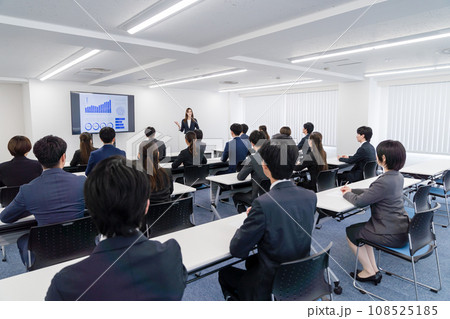 セミナーを受ける学生 108525185