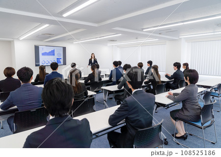 セミナーを受ける学生 セミナーを受ける学生 108525186