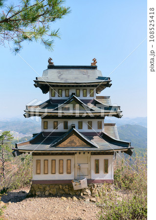 古城山山頂にある大桑城 古城山山頂にある大桑城 108525418