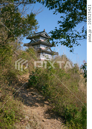 古城山山頂にある大桑城 古城山山頂にある大桑城 108525421