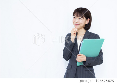 笑顔で考えている30代のビジネスウーマン 笑顔で考えている30代のビジネスウーマン 108525875