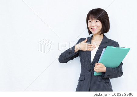 白い背景の前に立つ笑顔の働く女性 108525990