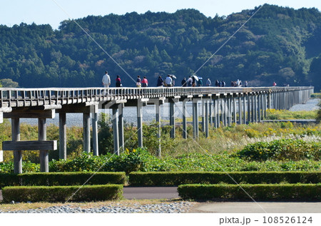 大井川 蓬莱橋（ほうらいばし）世界一の長さを誇る木造歩道橋 108526124