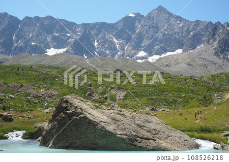 湖に浮かぶ一枚岩とアルプスの山々 in フランス 108526218