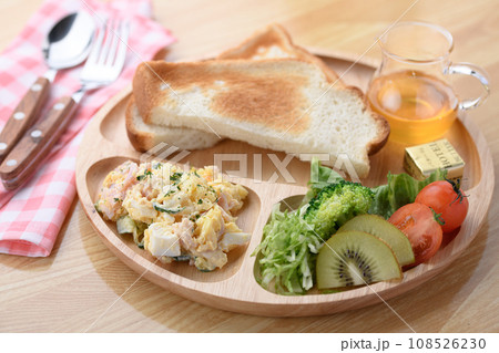 ポテトサラダとパンとサラダの朝食  朝ご食のイメージ 108526230