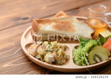 ポテトサラダとパンとサラダの朝食  朝ご食のイメージ 108526234