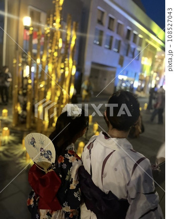 浴衣の親子 108527043