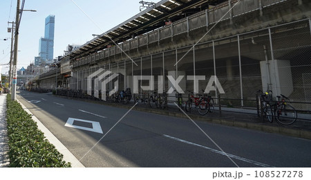 駅と高層ビルの風景 駅と高層ビルの風景 108527278