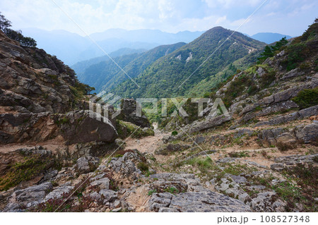 釈迦ヶ岳の登山道脇にある崖 釈迦ヶ岳の登山道脇にある崖 108527348