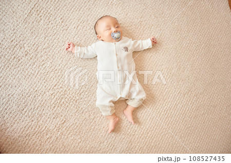 おしゃぶりを吸って寝る赤ちゃん おしゃぶりを吸って寝る赤ちゃん 108527435