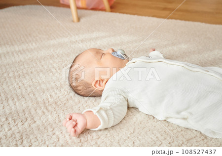 おしゃぶりを吸って寝る赤ちゃん 108527437