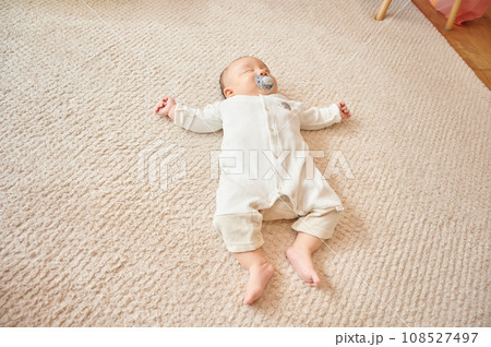 おしゃぶりを吸って寝る赤ちゃん 108527497