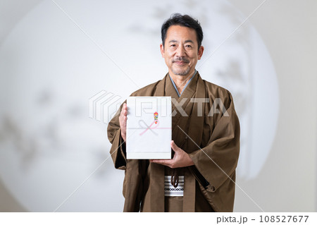 贈り物を持つミドルの男性 108527677