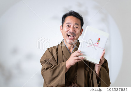 贈り物を持つミドルの男性 108527685