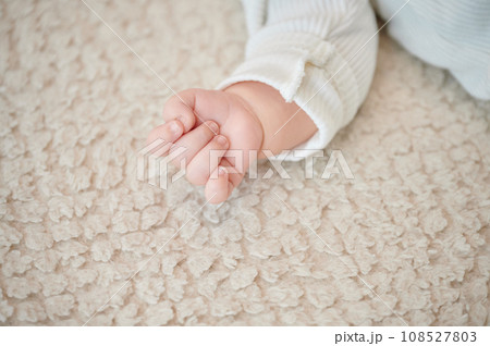 赤ちゃんの手 育児 子育て 乳幼児 赤ちゃんの手 育児 子育て 乳幼児 108527803