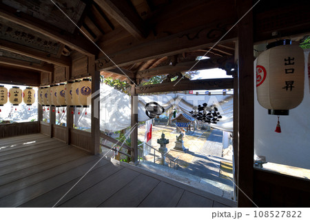 播州赤穂 日吉神社 秋祭りの朝の拝殿 播州赤穂 日吉神社 秋祭りの朝の拝殿 108527822