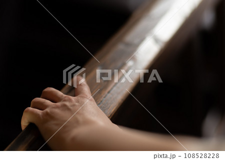 手すりに摑まる 108528228